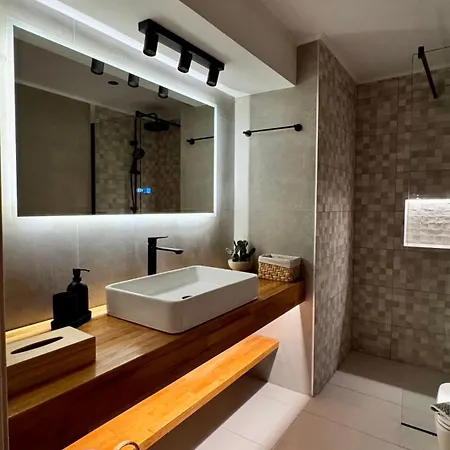 Akonelia - Chora Center *